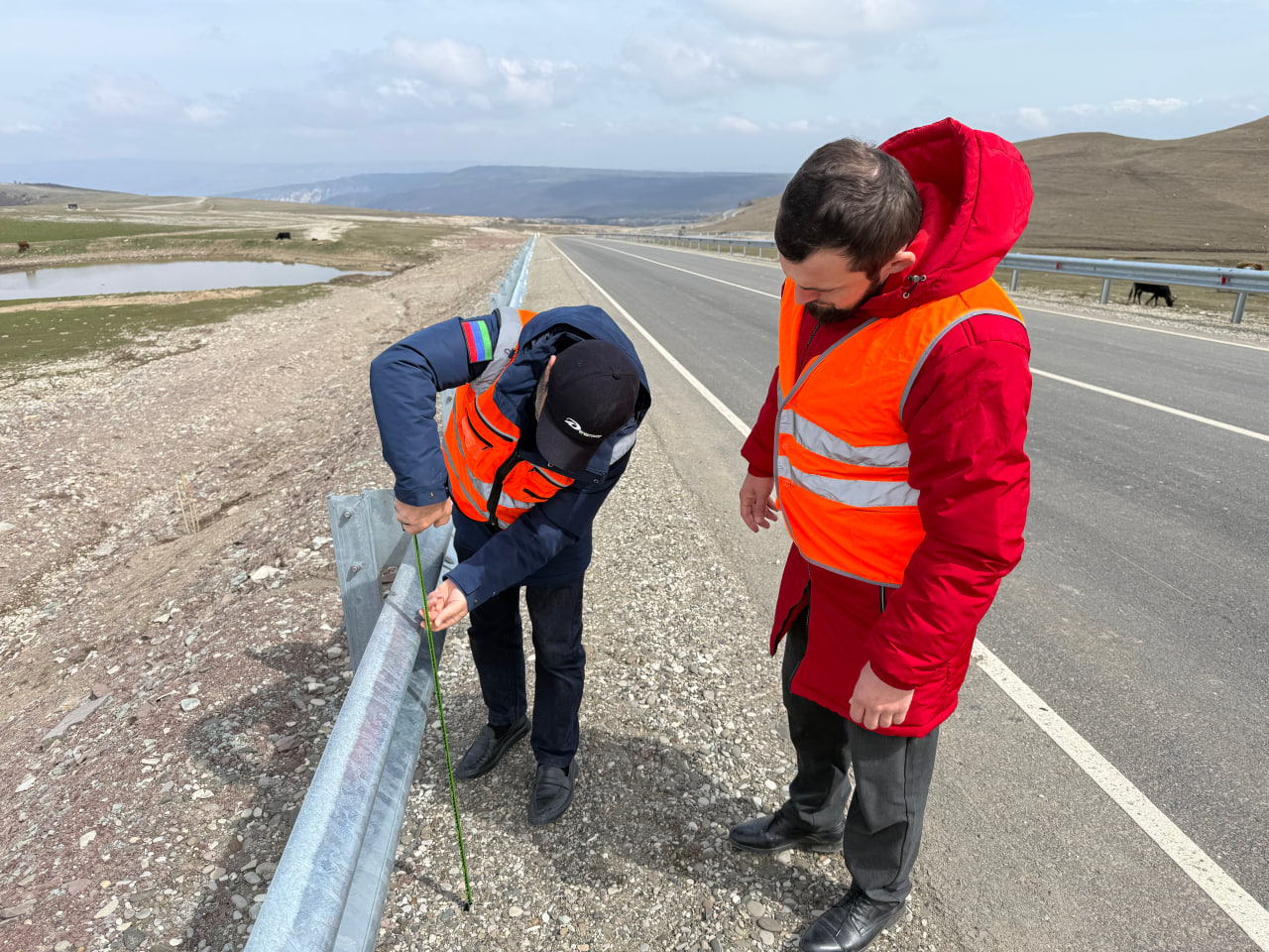 Дорожники и общественники проверили ход капремонта дороги на смотровую к Сулакскому каньону